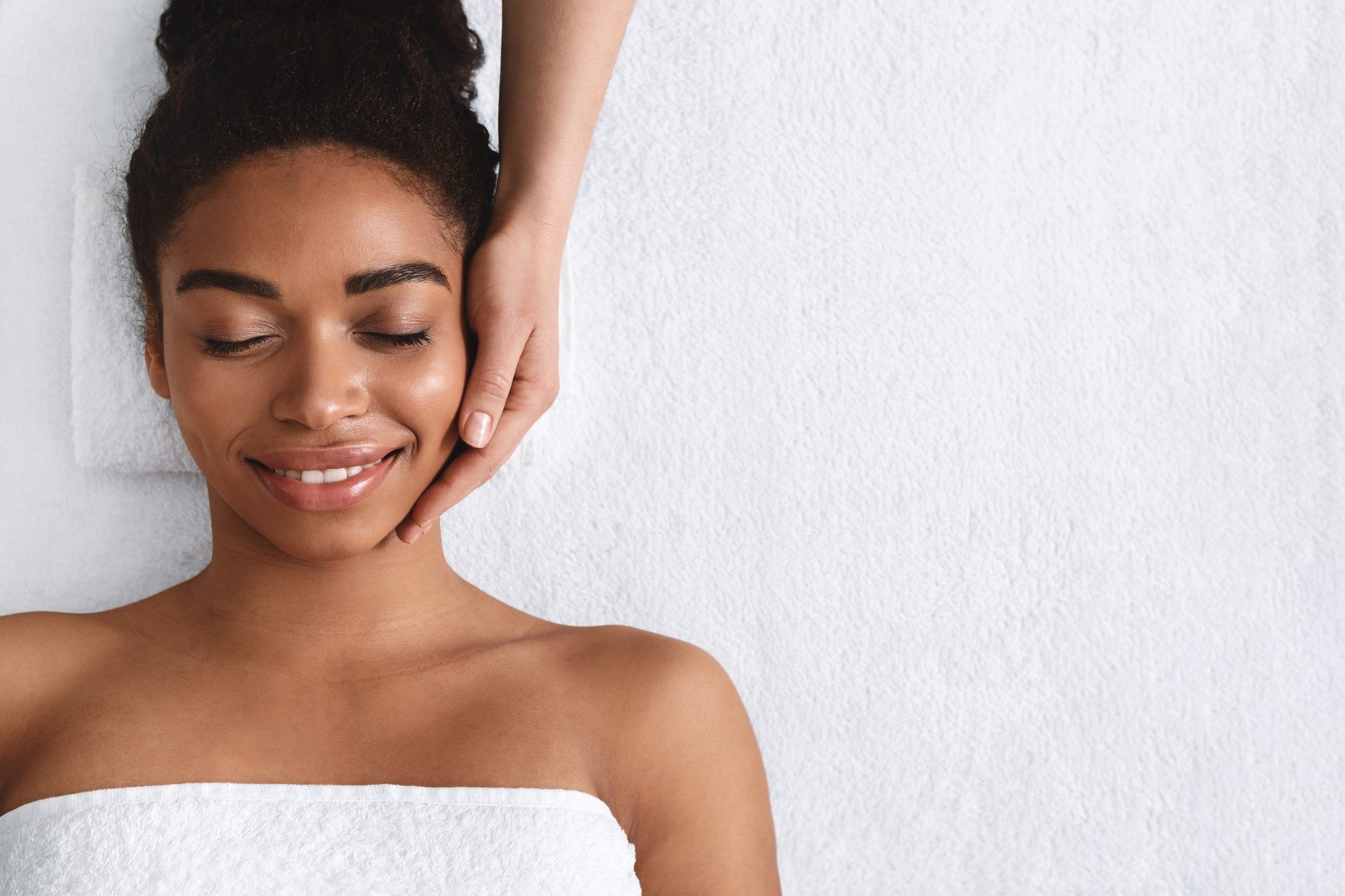 Client relaxing during a Préime DermaFacial treatment